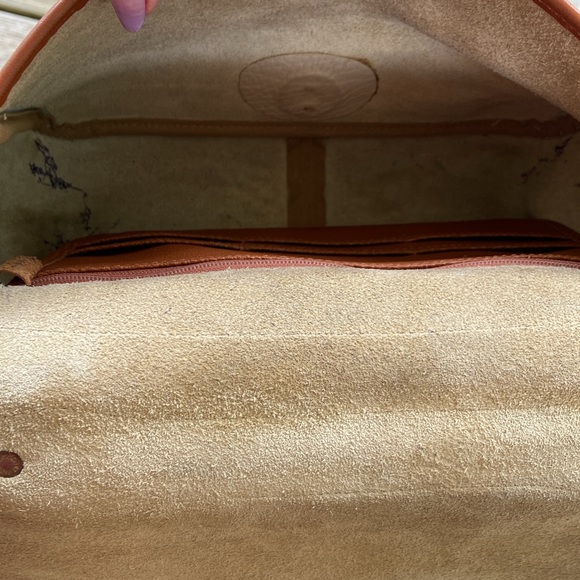 Dooney & Bourke Vintage Bone & British Tan Leather Carrier Shoulder Bag - Picture 10 of 16